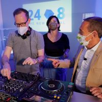 DJ René Pera bei der Arbeit am Mischpult. Neben ihm sind Karin Leiste aus dem Bauwerk/Köln und André Karpinski von der Kaiserschote am tanzen.