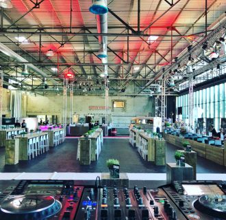 Professioneller Event DJ René Pera in der Motorworld Köln/Rheinland. Blick vom DJ-Pult im 4 Takt Hangar der Motorworld Köln/Rheinland