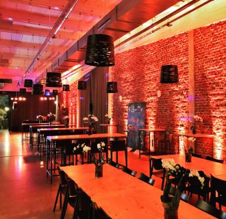 Top Event DJ René im DEIN Speisesalon/Köln. Man sieht den amber ausgeleuchteten, länglichen Raum und sieht am Ende das DJ-Pult.
