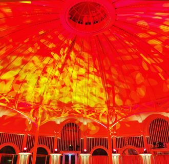 Gala DJ René Pera bei einem festlichen Ball im Steigenberger Grandhotel, Petersberg/Königswinter/Bonn. Man sieht den festlich beleuchteten Kuppelsaal.
