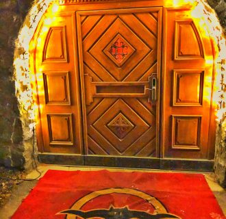 Premium Event DJ René Pera im Dracula Club/St.Moritz/Schweiz. Man sieht die Eingangstür von außen. Fotos sind im Club nicht gestattet.