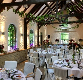 Hochzeits DJ René Pera bei der Dinnerbegleitung einer Hochzeitsfeier im Schloss Grünewald/Solingen. Man sieht die festlich gedeckten Tische. Der Raum ist von Pflanzen an der Decke durchzogen.