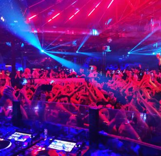 Blick vom DJ Pult in die jubelnde Menge bei einer Party mit DJ René Pera im Bootshaus/Köln